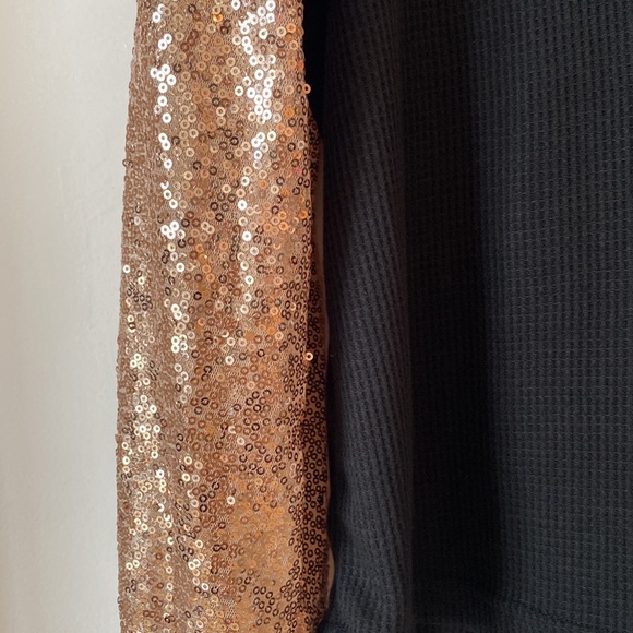 Black contrast sequin waffle knit tee - Picture 5 of 5